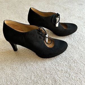 Brand new Naturalizer lace up heels, size 8